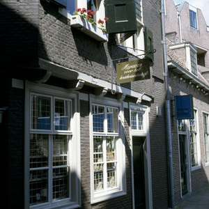 800154 Gezicht op de voorgevel van het Museum voor het Kruideniersbedrijf Erven Betje Boerhave (Hoogt 6) te Utrecht.
